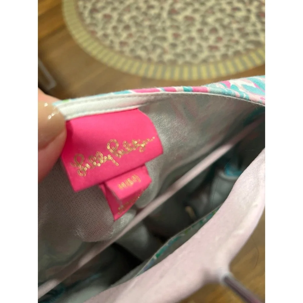 Lilly Pulitzer girls smoke