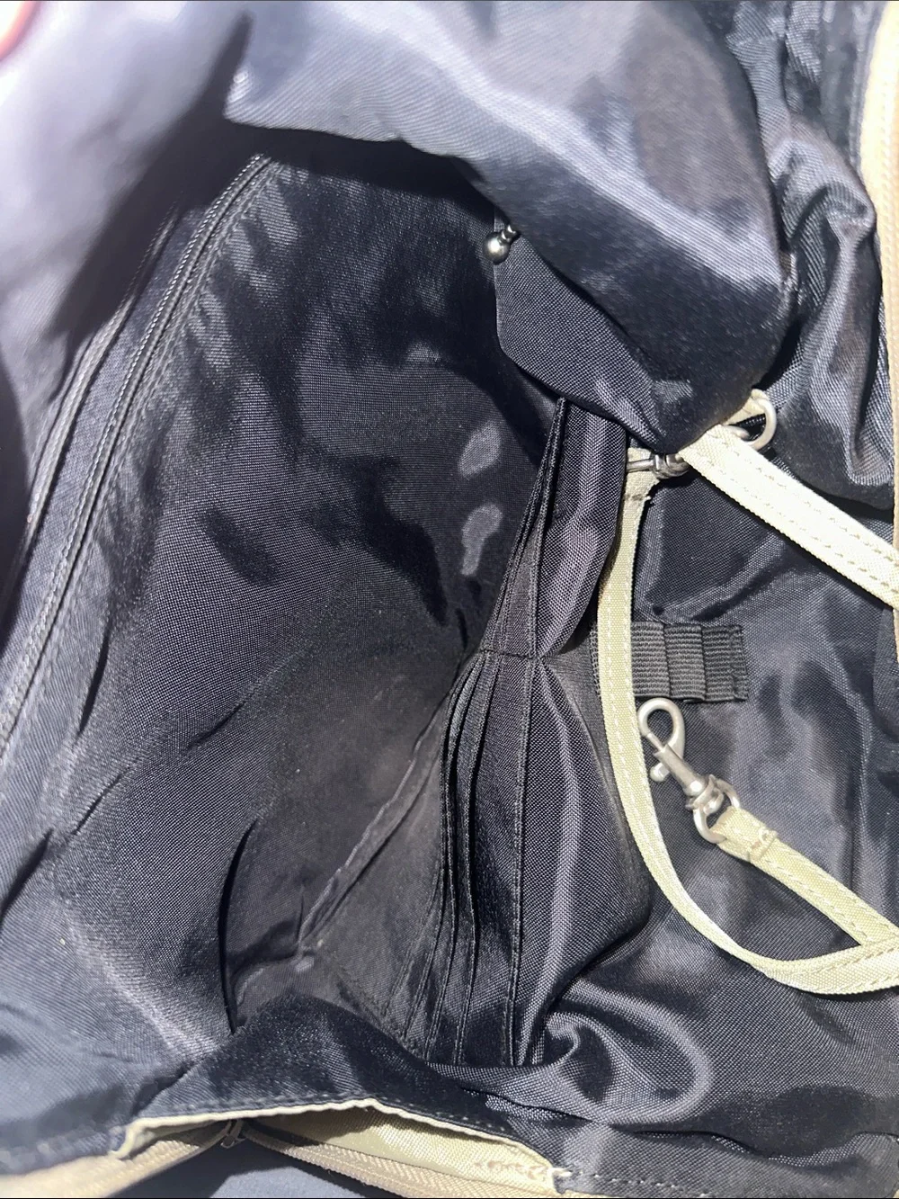 Baggallini free sling magnetic