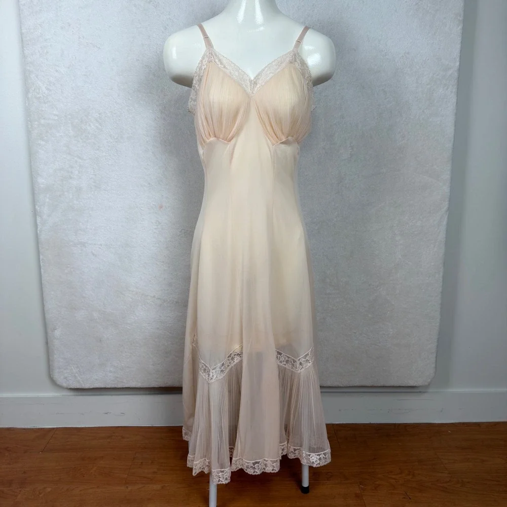 Vintage Rogers Peach Nylon Tricot Lace Pleated Full Slip Dress Size 36 Coquette