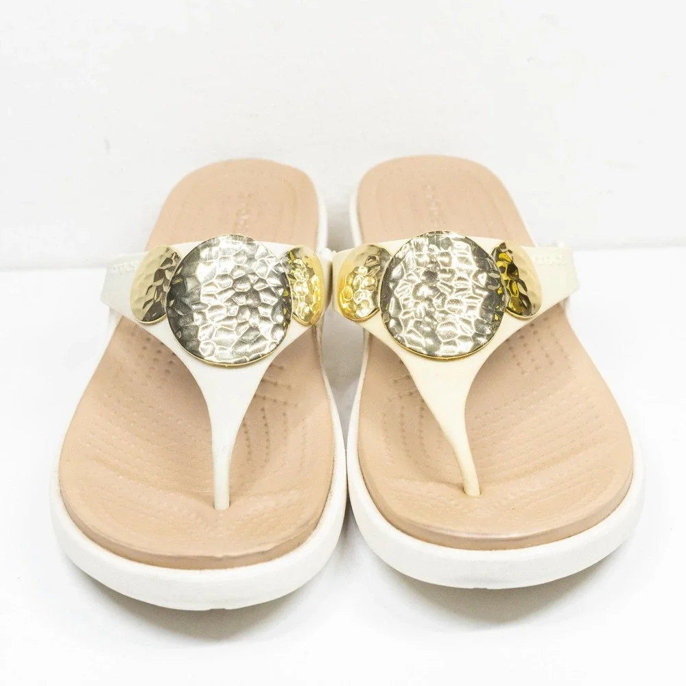CROCS Sanrah Metal Block Hammered Medallion Wedge Thong Sandal Oyster Gold Sz 8