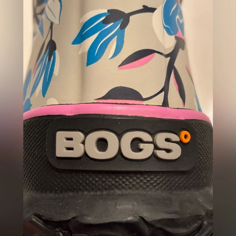 NWOT Bogs Kids Size 4 US / 20 Euro Skipper Magnolia Rain Boots Oyster Color