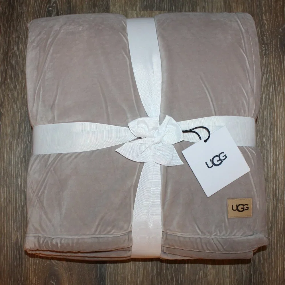 NWT UGG SHERPA 50 X 70 THROW OYSTER TAN‎