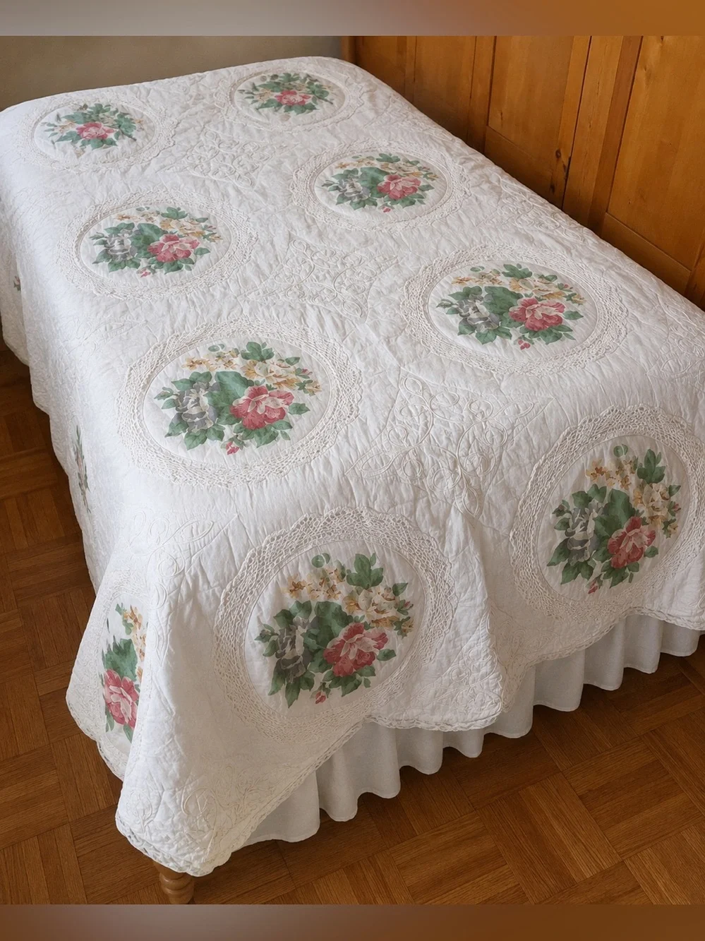 Vintage Cottagecore Floral Quilt Bedspread - Rose Medallions with Scalloped Edge