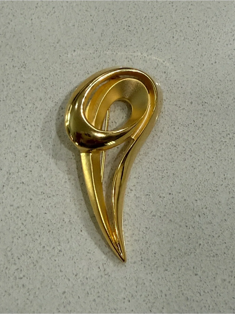 Elegant Gold-Tone Sculptural Brooch - Women Jewelry