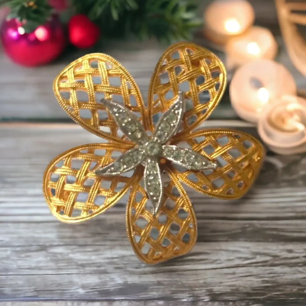 Vtg Filigree Rhinestone Dogwood Brooch‎ Pin Flower Floral Ornate Gold Tone Large
