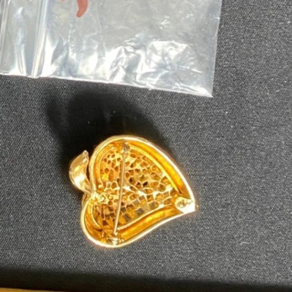 N/A material gold charm
