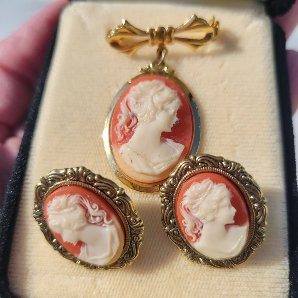N/A elegant cameo