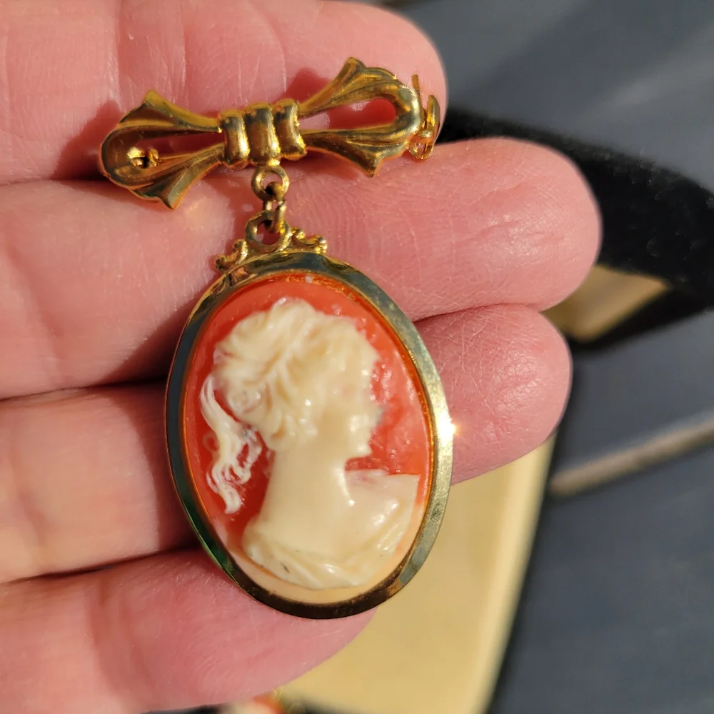 N/A elegant cameo