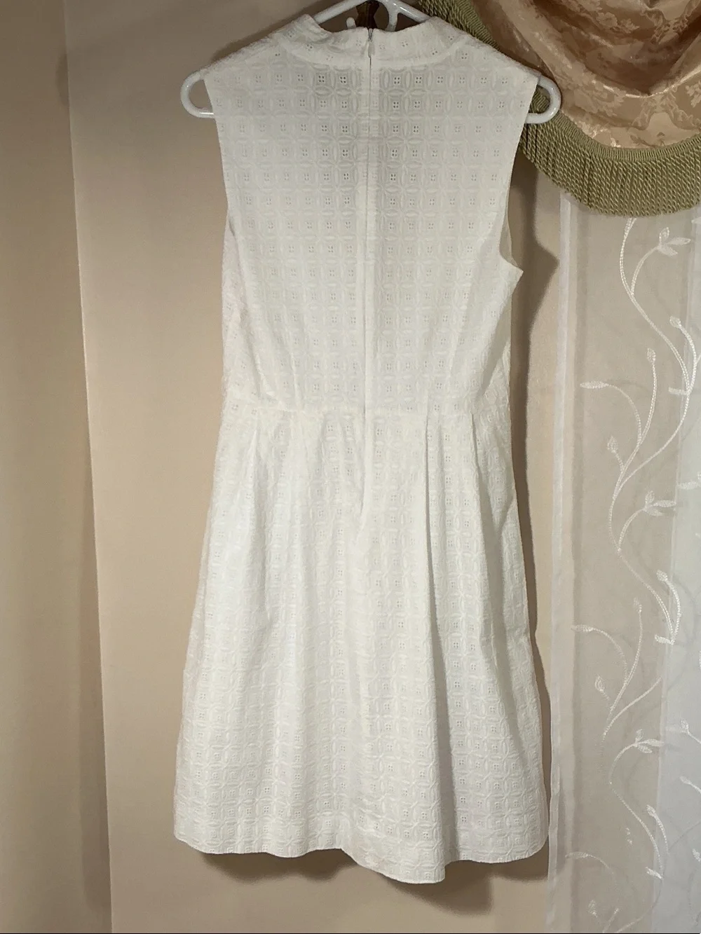 Kate Spade Sleeveless Embroidered White crochet knee length Babydoll Dress Sz 8