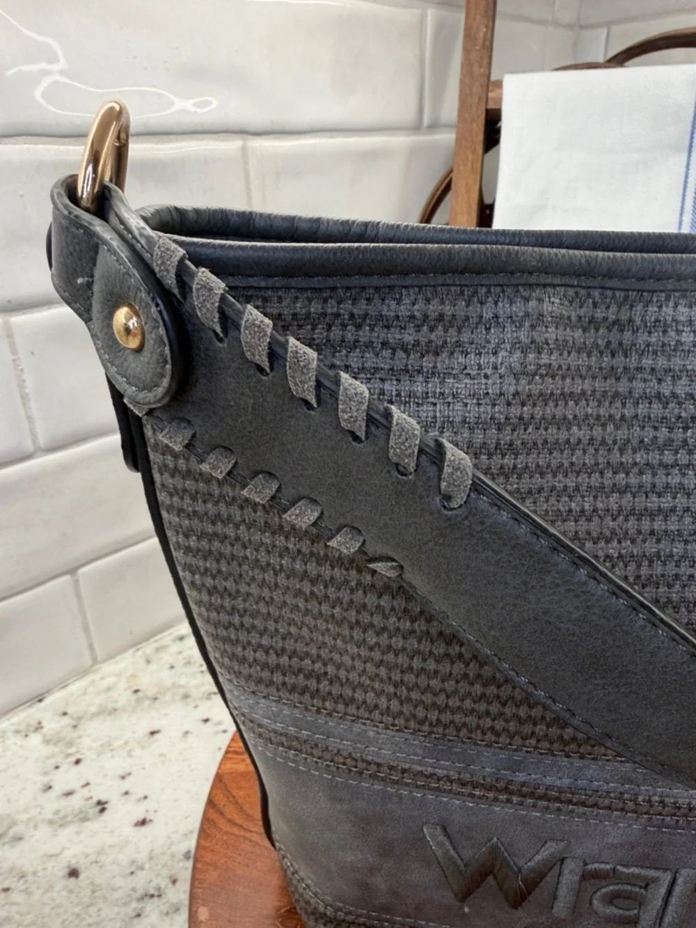 Wrangler sleek shoulder