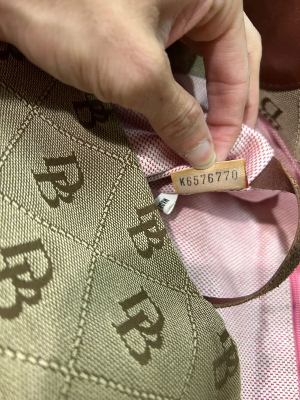 Dooney & Bourke tone stylish
