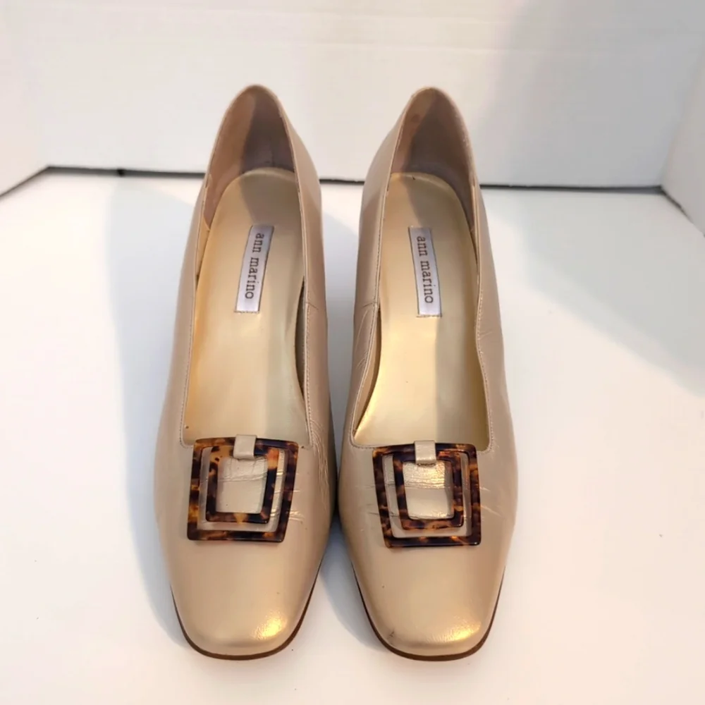 Ann Marino Leather Gold Tone Block Heels w/ Tortoise Shell Ornamental Buckle 10M