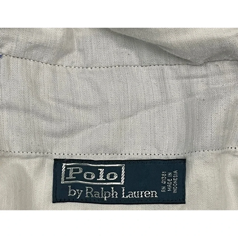 Polo Ralph Lauren examine photos