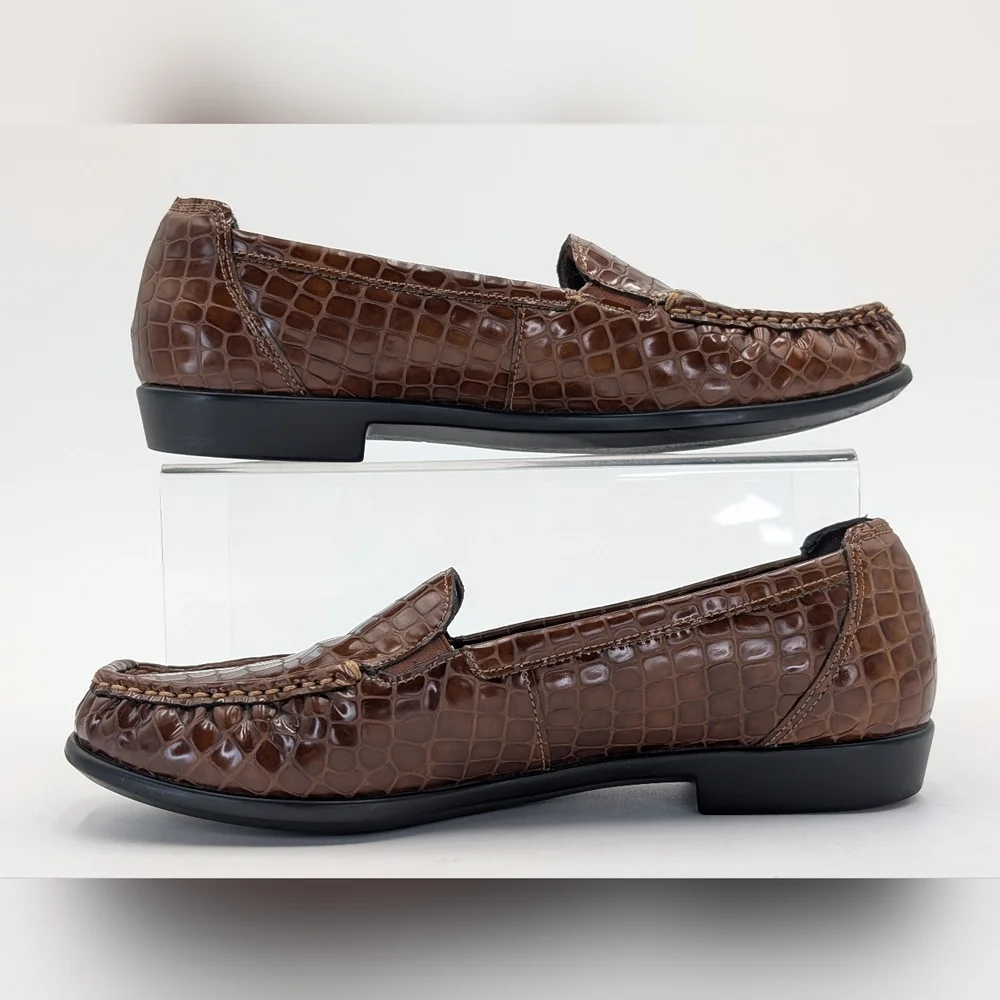 SAS Joy Women's Sz 8.5N Crocodile Pattern Cognac Brown Tripad® Technology Loafer