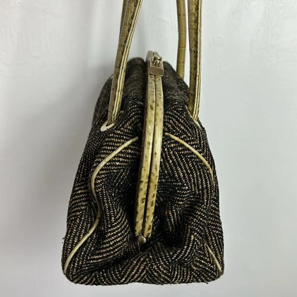 Ann Taylor closure gold