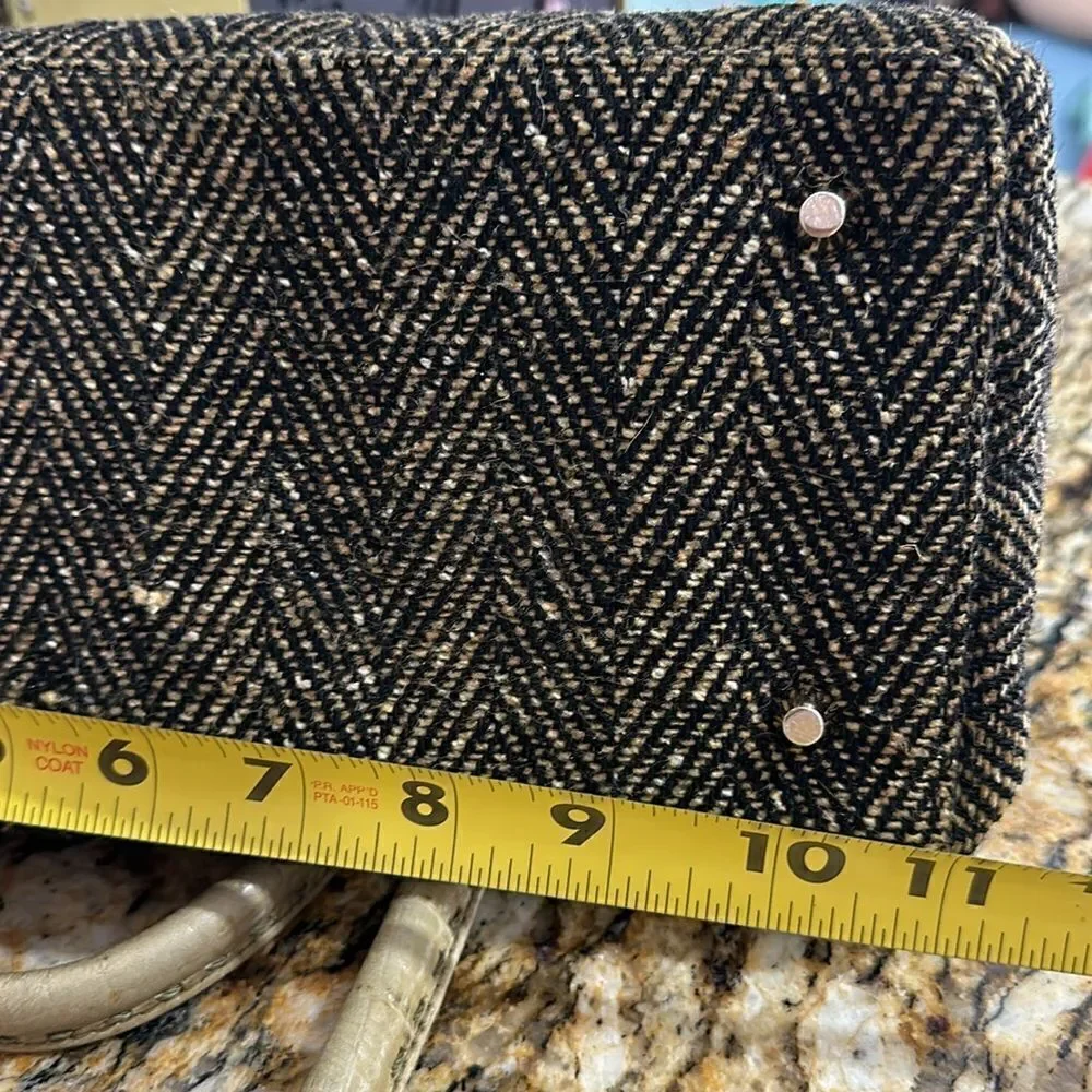 Ann Taylor closure gold