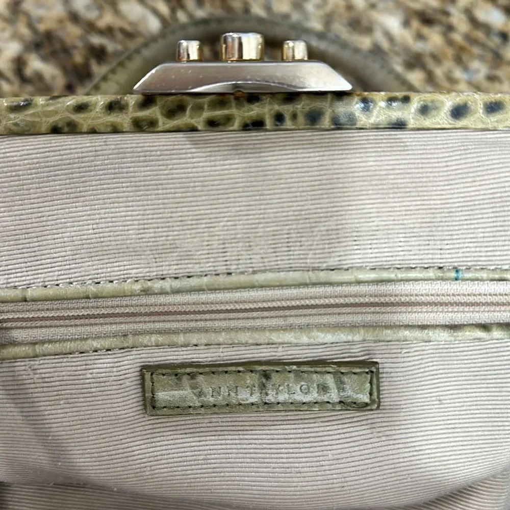 Ann Taylor closure gold