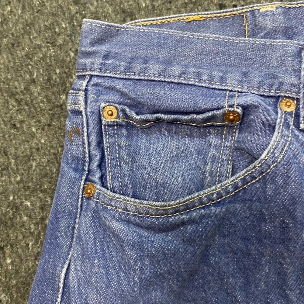 Levis shown closure