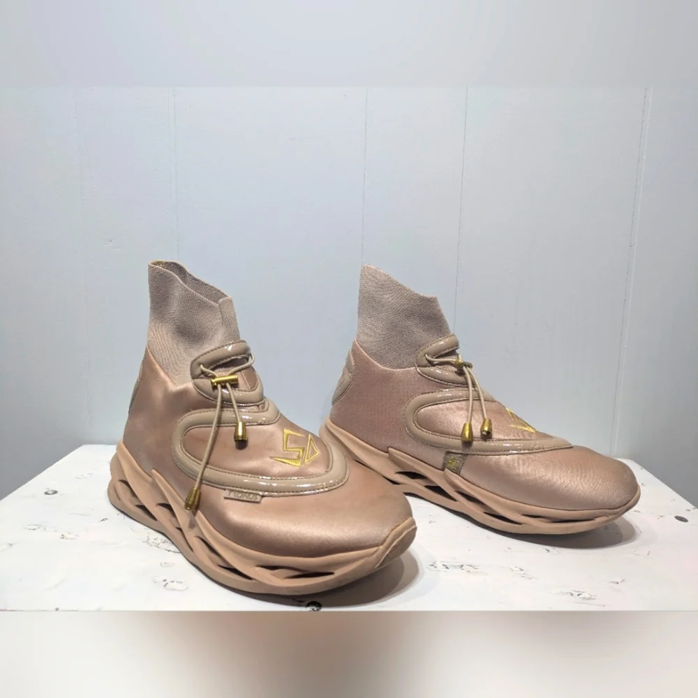 Tronus athletic shoes