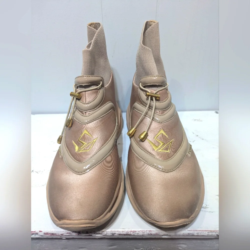Tronus athletic shoes