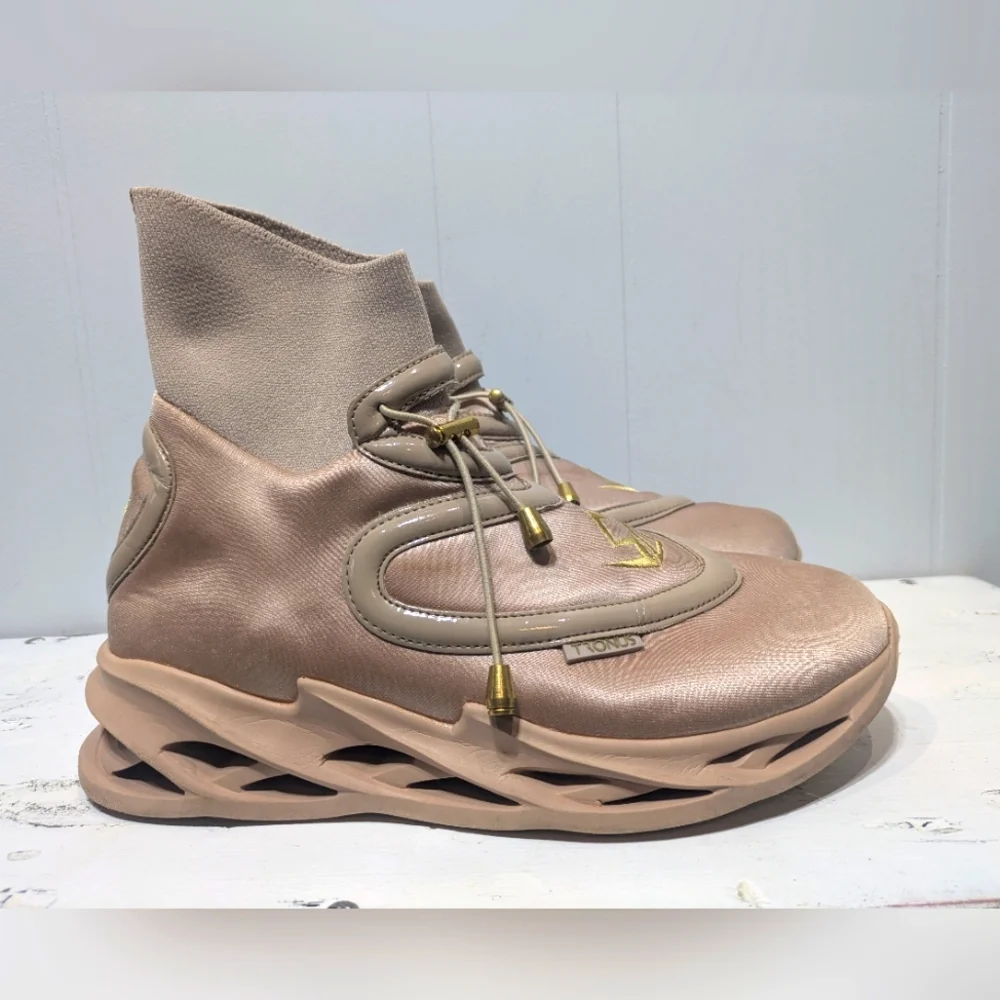 Tronus athletic shoes