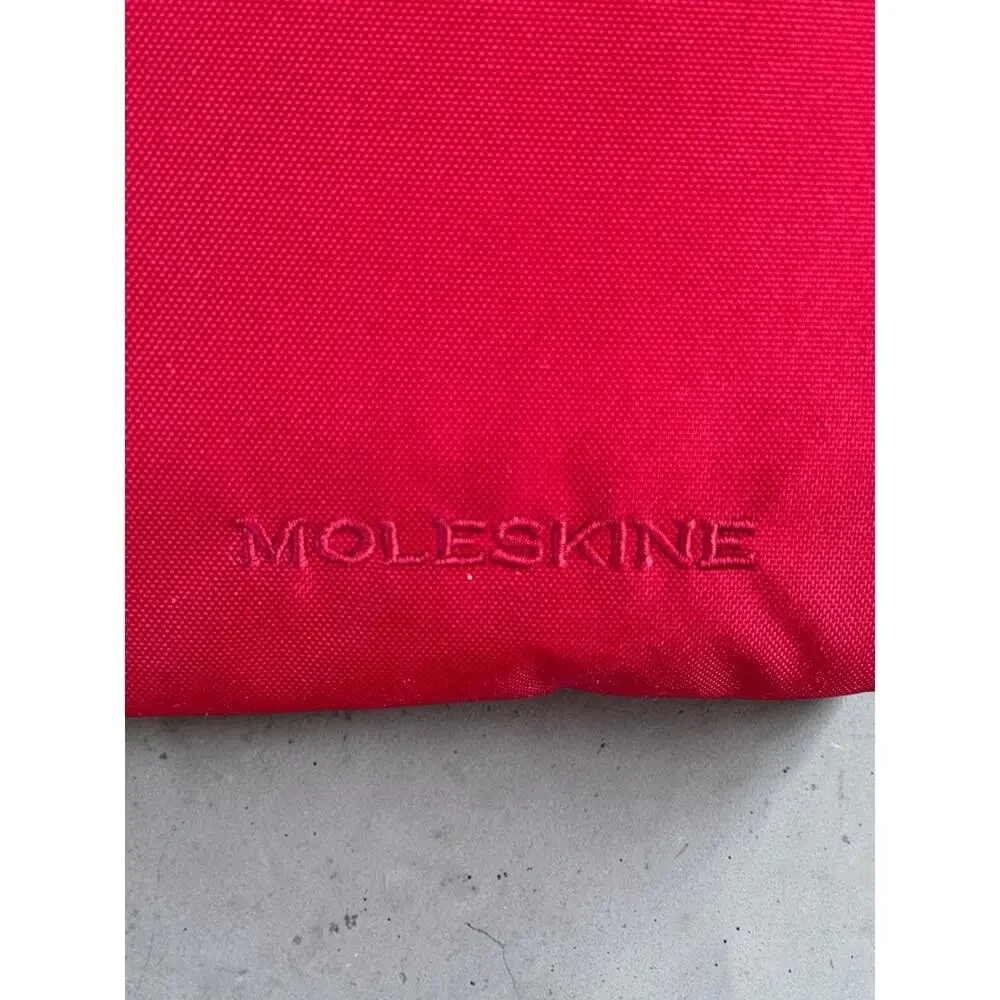 Moleskine designed clean messenger