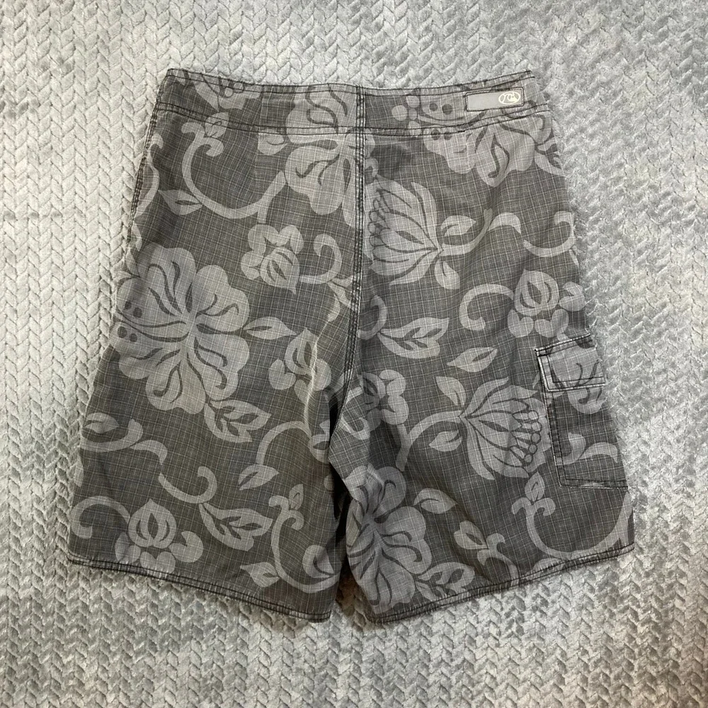 Quiksilver surf men are