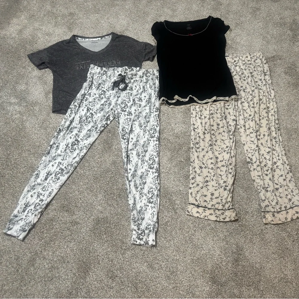 2 sets‎ of pajamas
