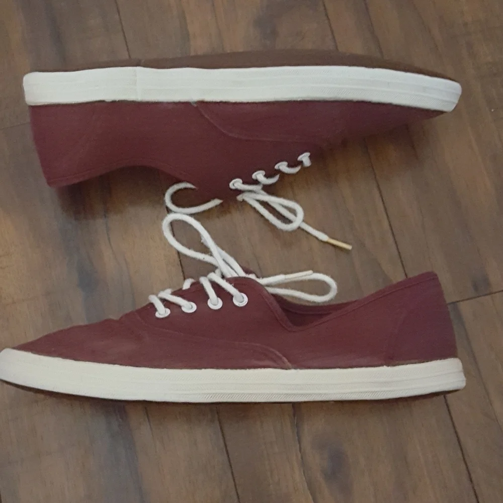 Separate Issue Vintage Burgundy Canvas Lace Up Low Top‎ Sneakers