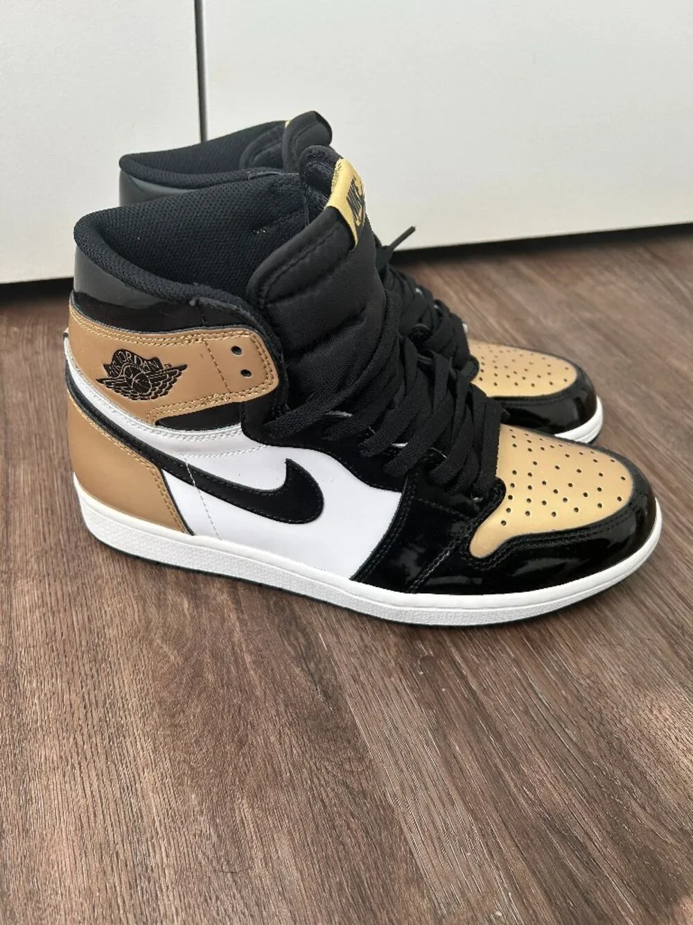 Air Jordan 1 High Gold Toe 2018 Men's Size 9