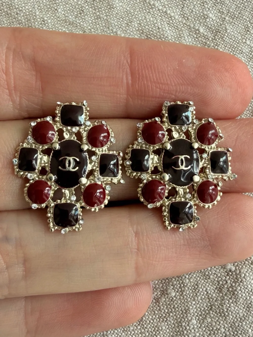 🍷CHANEL Gold-Tone Earrings with Burgundy Enamels✨