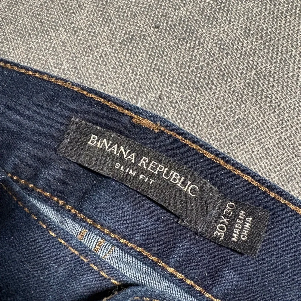 Banana Republic contrast mark minimalist