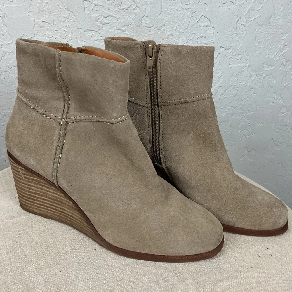 Women’s Luck Brand Zollini Split Suede Wedge Heel Ankle Boot Dune Color Size 7.5