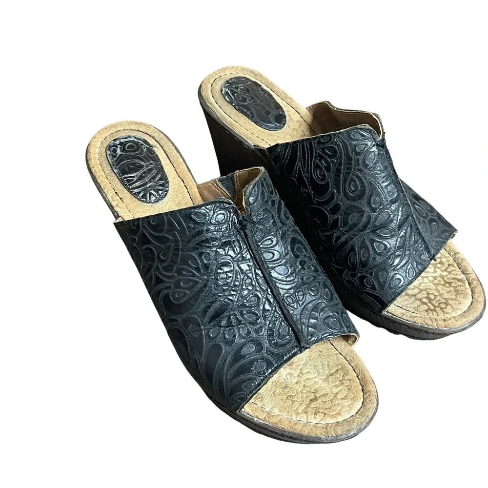 B.O.C. BY BORN EMBOSSED FLORAL TOOLED LEATHER WEDGE SANDALS‎  SIZE 9M