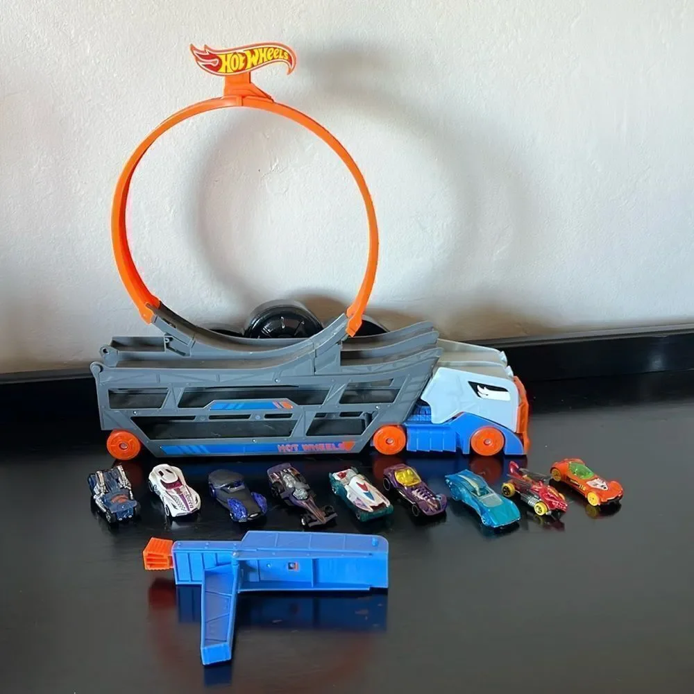 Mattel Hot Wheels Stunt & Go Track Set + 9 Hot Wheels Cars