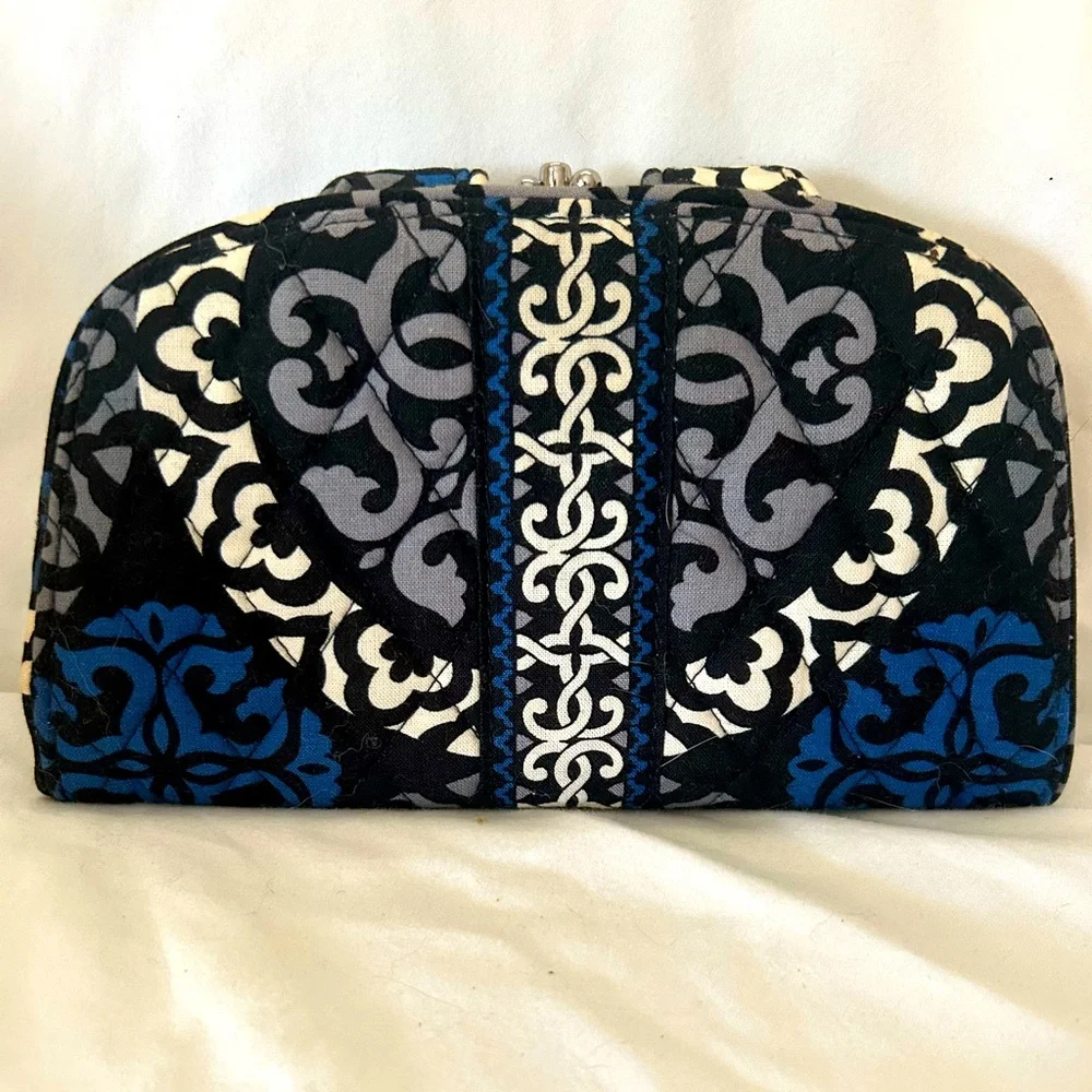 Vera Bradley Clutch Kiss N’ Snap Tab Wallet w/Kisslock Canterbury Blue. Great!