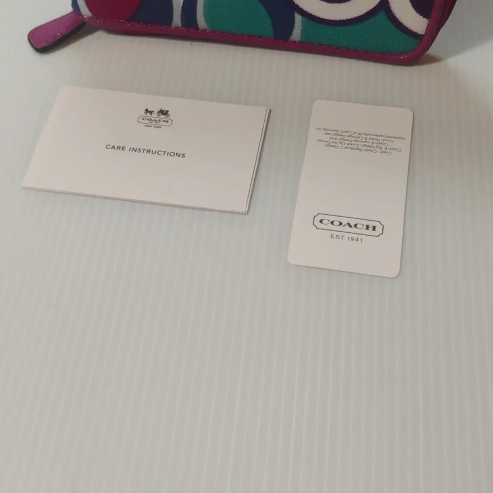 Coach features zip around