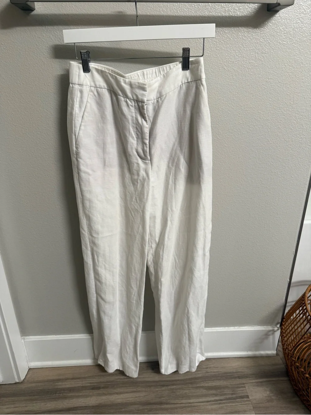 Aritzia white only