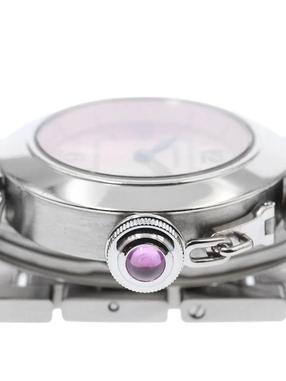 Cartier buckle	light details surface