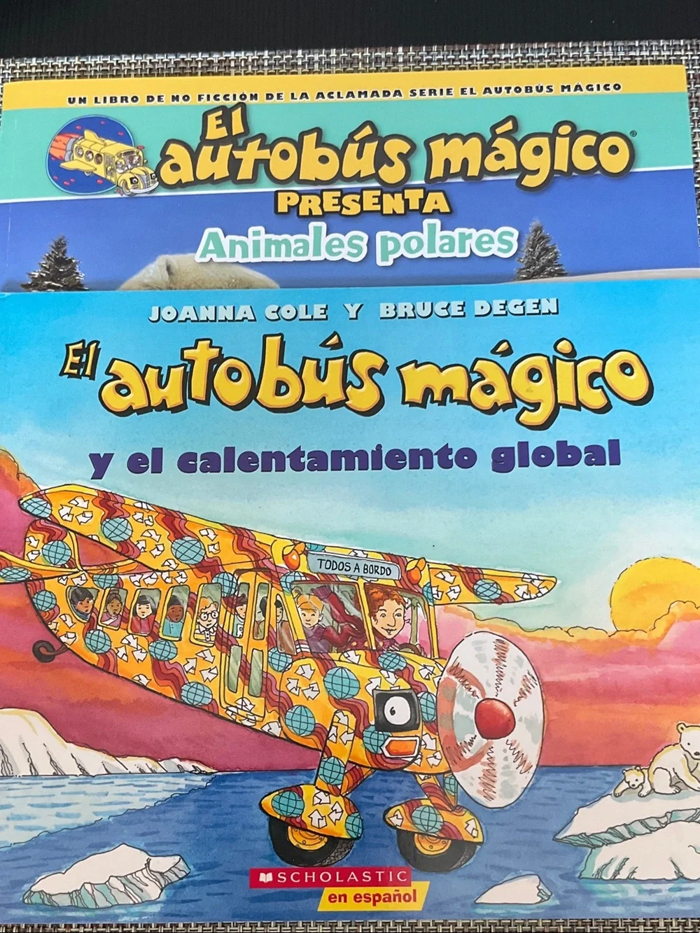 Scholastic El autobus magico, 2 books, Spanish NWT