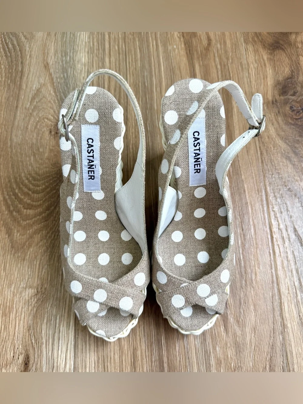 Castaner platforms minimal warm