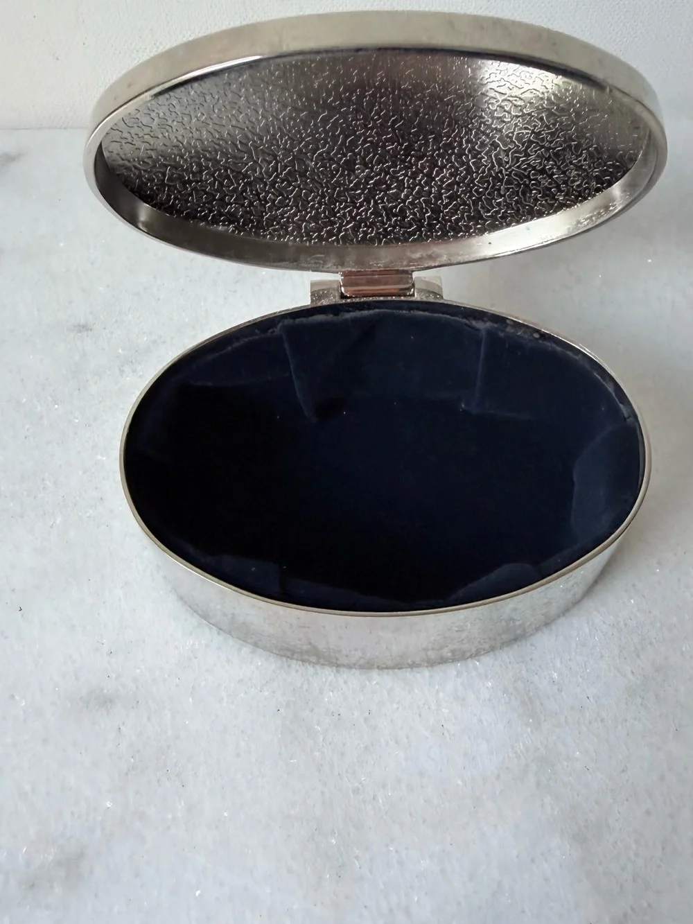 N/A oval metal