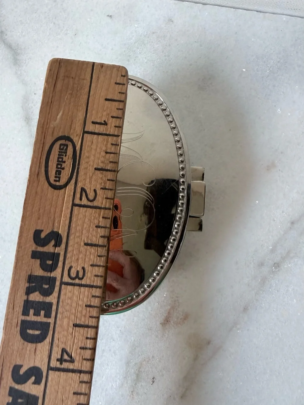 N/A oval metal