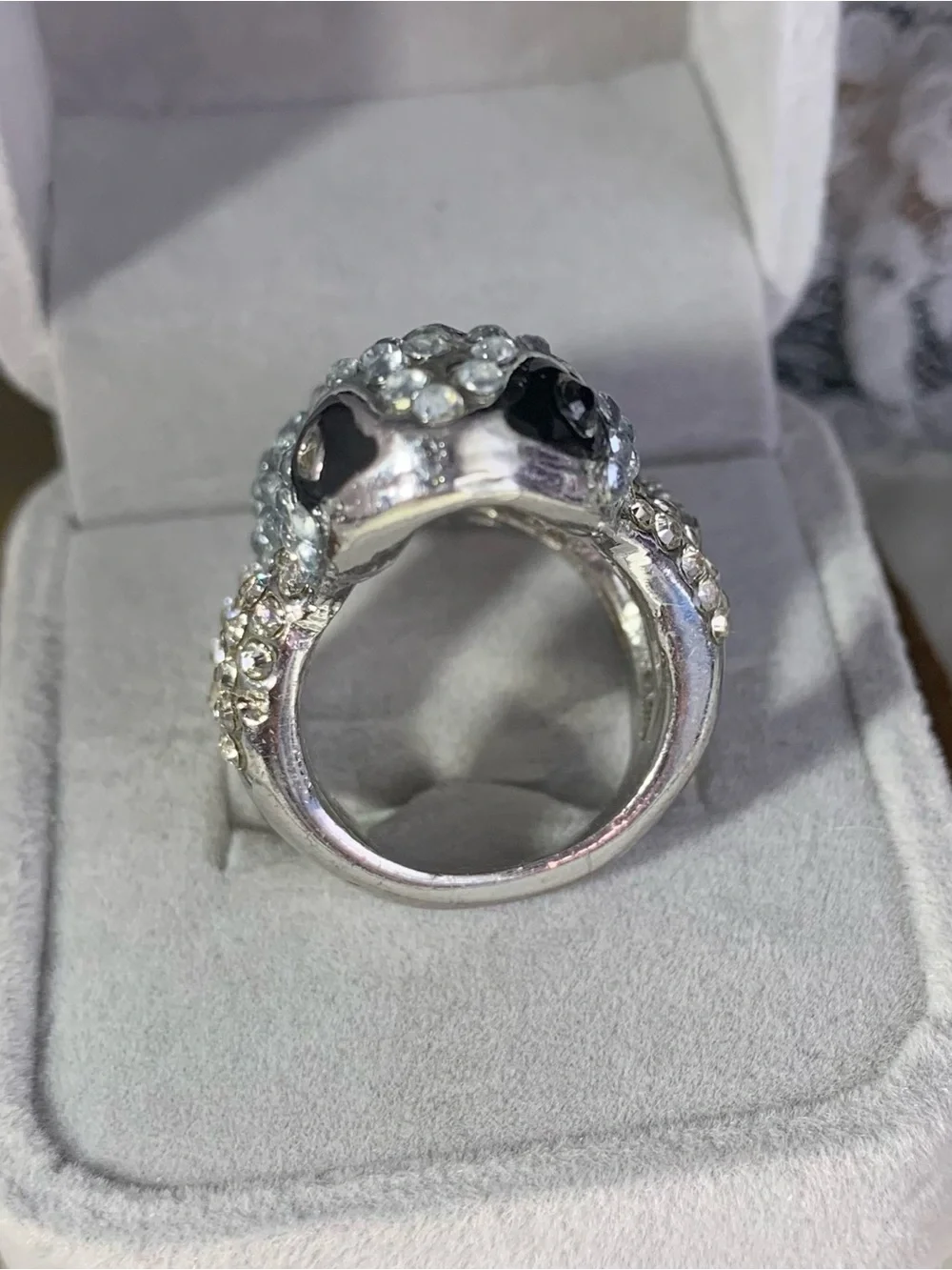 Lizzard Rhinestone Ring eye catching