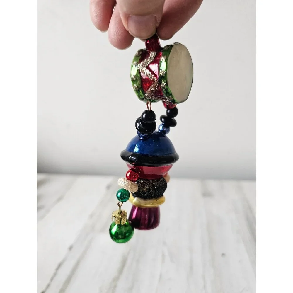 unbranded glass drummer