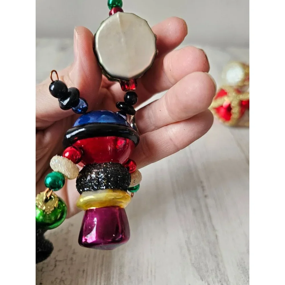 unbranded glass drummer