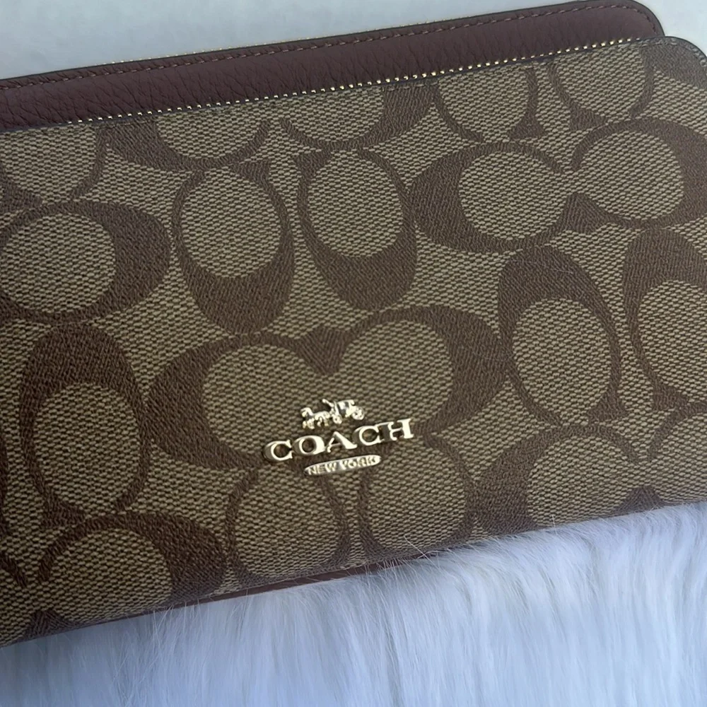 Coach stylish wristlet