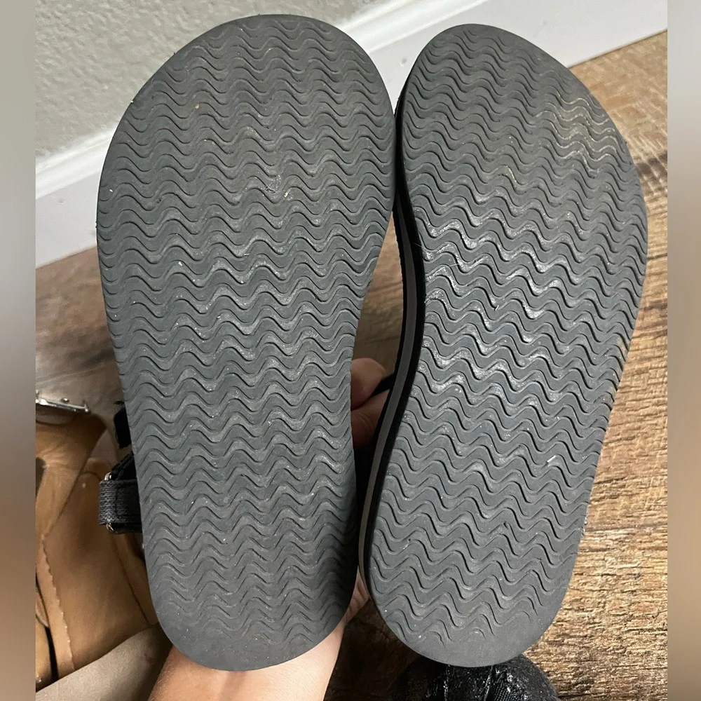 Yellow Box comfortable black