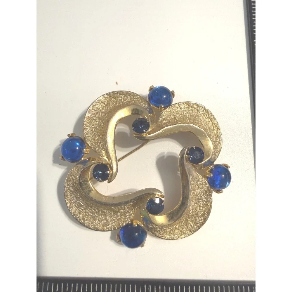 Vintage Bobley Gold Tone Blue Cabochon Glass Stone Wreath‎ Brooch Pin Signed