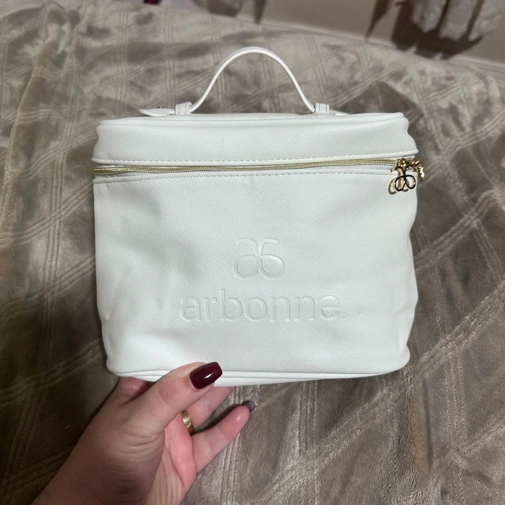 Arbonne White Cosmetic Bag with Gold Accents‎
